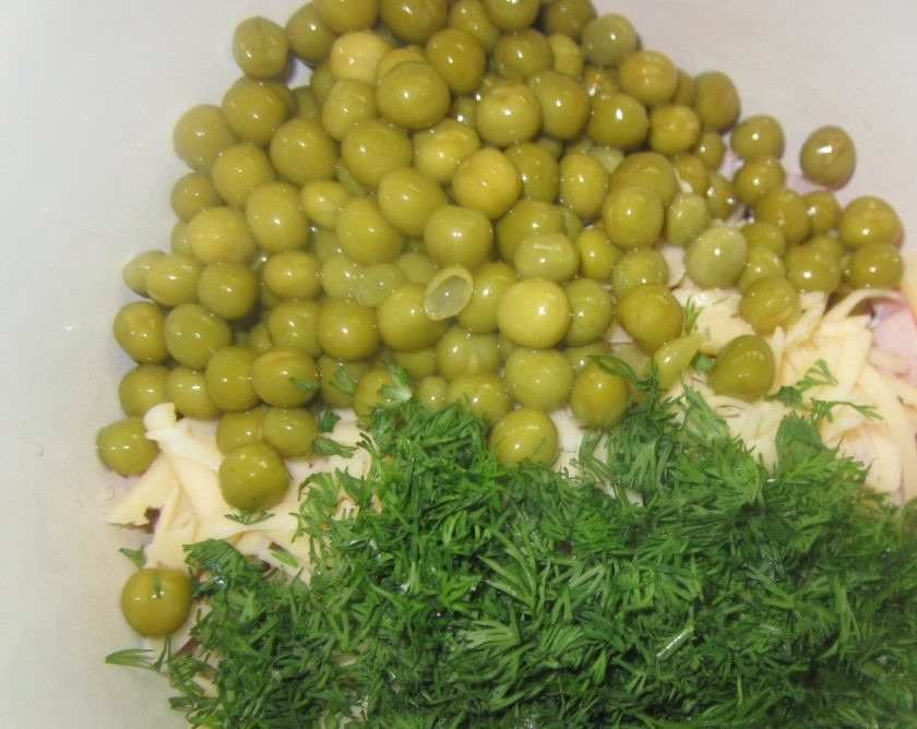 1. Этап. Салат из опят маринованных: 2. Добавляем консервированный зеленый горошек и мелко нарубленную зелень (лучше всего подойдет укроп). Болгарский перец возьмите яркий (например, красного цвета). Его задача не только дополнить вкусовые качества, но и сыграть на контрасте цвета. В результате салат получится очень красивым.