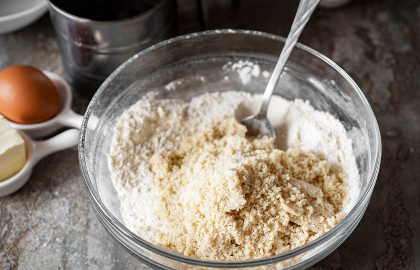 1. Этап. Печенье Арахисовые палочки: Добавьте измельченный в мелкую крошку арахис. Перемешайте.