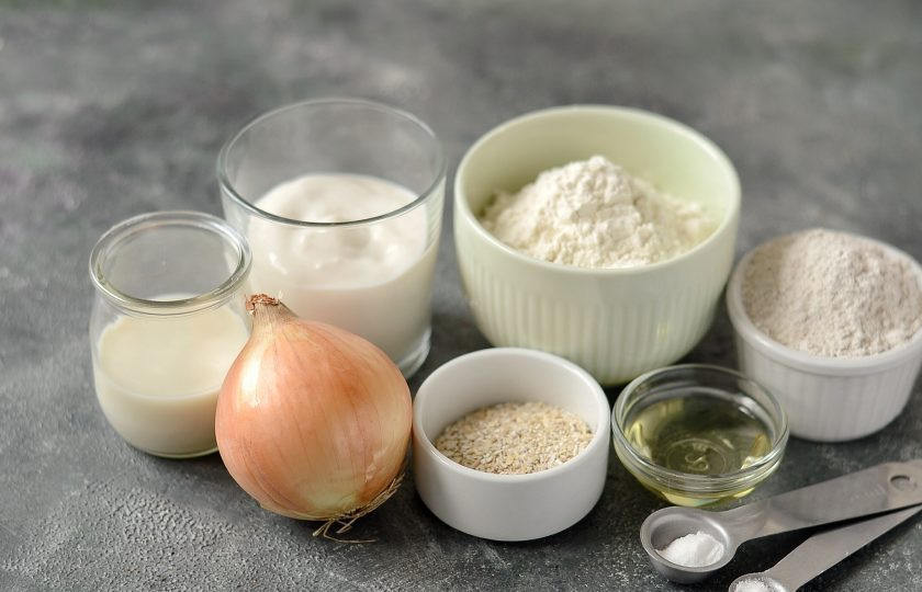 1. Этап. Луковый хлеб в духовке без дрожжей: Подготовьте все ингредиенты.