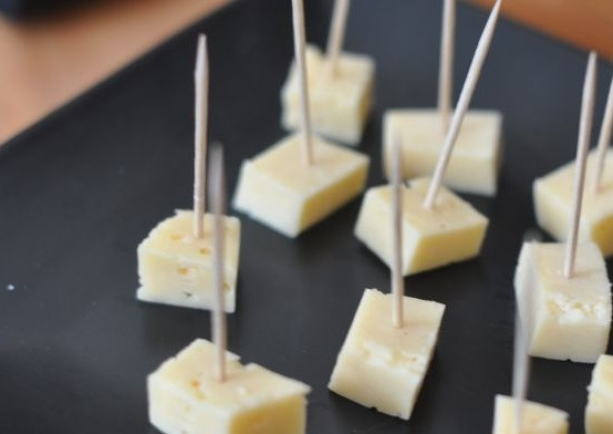 1. Этап. Закуска на шпажках с мармеладом: Наколите на шпажки кусочки сыра.