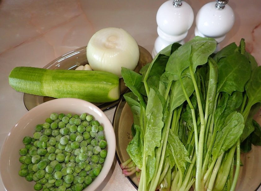 1. Этап. Блюда из мороженого горошка: 1. Этот суп очень полезный и такой же вкусный. Готовится он очень быстро, и даже начинающий повар сможет сделать его за один час. Шпинат, как и горошек, можно брать замороженный, а можно свежий.