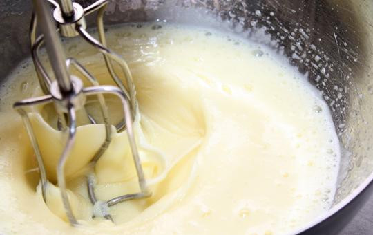 1. Этап. Сконы: Два яйца взбиваем с сахарным песком и ванильным сахаром до светлой пенистой консистенции.