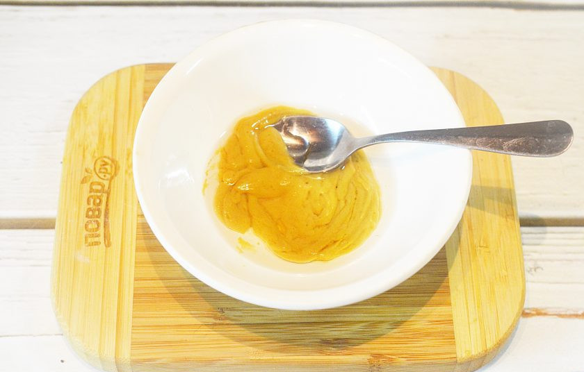 1. Этап. Салат с луком и голубым сыром: 3. Смешайте масло, горчицу и уксус.