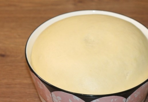 1. Этап. Плетеные булочки на молоке с начинкой: 10. Подошедшее тесто обминаем.