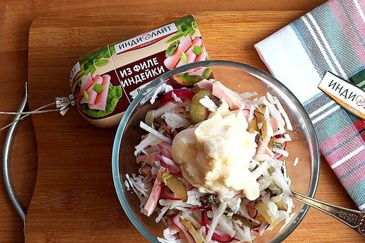 1. Этап. Салат из колбасы и редьки: Если редька очень сочная, то прежде чем её поместить в салатник, немного её отожмите. Перемешиваем ингредиенты и заправляем майонезом. Добавляем сахар по вкусу в салат.