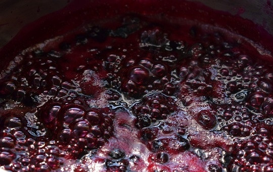 1. Этап. Варенье из смородины с листьями вишни: Процедите отвар, залейте им ягоду и проварите в течение 10 минут. Добавьте сахар, размешайте, доведите до кипения и проварите еще 10 минут. При появлении пенки снимите ее.