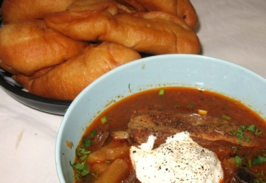 1. Этап. Щи боярские: Подавайте щи боярские с мелко нарезанной зеленью и сметаной.