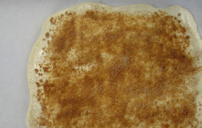 1. Этап. Ушки из теста: Обильно присыпьте коричневым сахаром или пудрой.