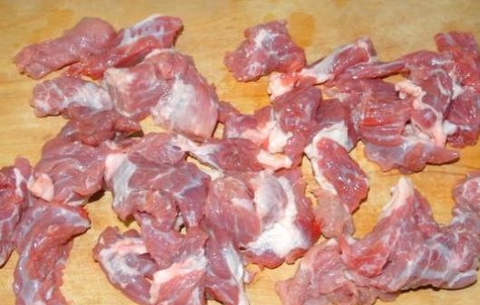 1. Этап. Мясо с морковью: Мясо очищаем от пленок , разрезаем на кусочки нужной величины.