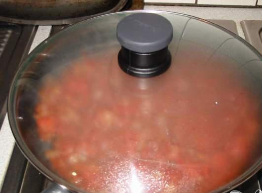 1. Этап. Рыбные котлеты по-домашнему: 2. Добавить помидоры, нарезанный чеснок, лимонный сок, сахар, базилик, вустерский соус, соль и перец и скрутить огонь до минимального. Накрыть крышкой. Готовить соус при низкой температуре около 45 минут. Если слишком много жидкости испариться, можно добавить еще немного воды. Разогреть духовку до 250 градусов Цельсия. Положить треску в едва кипящую воду, воды должна едва покрывать рыбу и готовить 4 минуты.