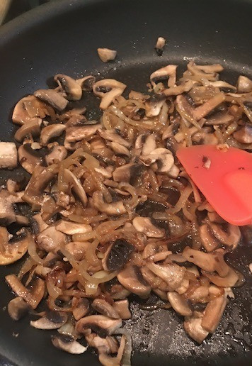 1. Этап. Мешочки из свинины с начинкой: Обжарить на растительном масле, посолив и поперчив.