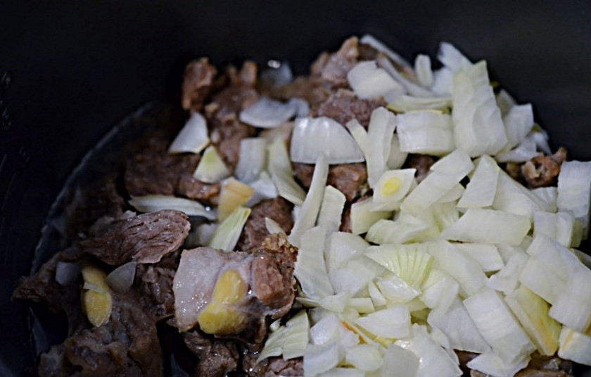 1. Этап. Кавурдок: Лук очистите, помойте, нарежьте небольшими кусочками (кубиками) и тоже добавьте к мясу, обжарьте вместе.