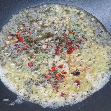 1. Stage. Langoustines with garlic: Heat butter and olive oil in a pan, add finely chopped garlic and chopped thyme, as well as black and red pepper. Cook a minute.