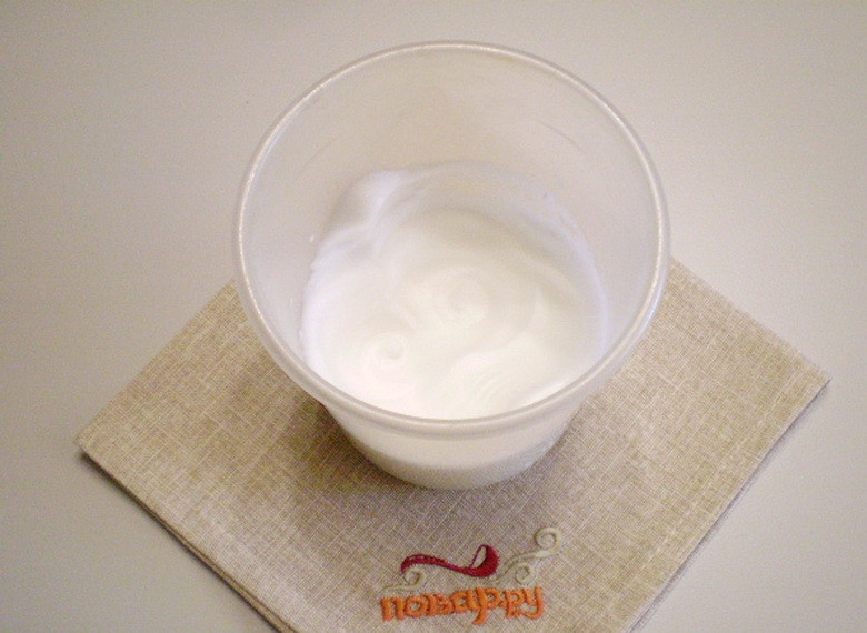 1. Этап. Куриное суфле в духовке: Отделите белок от желтка, взбейте до устойчивых пиков со щепоткой соли.