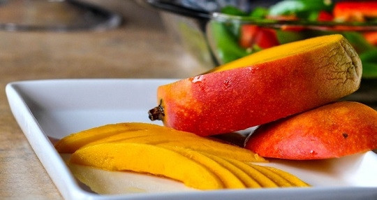 1. Этап. Салат с перцем и манго: 5. Ломтиками нарежьте манго и добавьте в салатник.