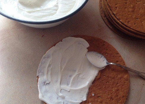 1. Этап. Детский торт своими руками: И перемазываем все коржи.