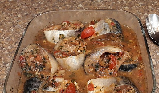 1. Этап. Скумбрия домашнего посола к 23 февраля: Переложить рыбку из соляного раствора в маринад. Перемешать, поставить мариноваться в холодильник на несколько часов, лучше на ночь. Периодически перемешивать рыбу в маринаде