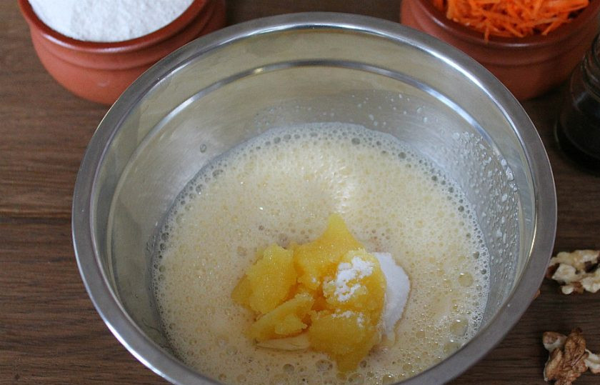 1. Этап. Морковный пирог с медом: Добавляем мед и немного соды. Ставим миску на водяную баню и периодически перемешиваем. Масса должна немного пениться.