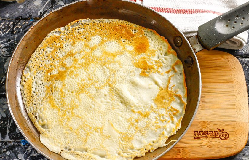 1. Этап. Блины на минералке и молоке: Раскалите сковороду и испеките блины по минуте с каждой стороны, вливая на дно емкости по одной порции теста.