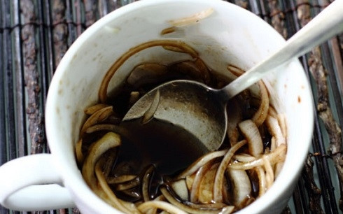 1. Этап. Салат с ветчиной и камамбером: Лук нарезаем тонкими полукольцам и маринуем в получившейся смеси минут 5-10.