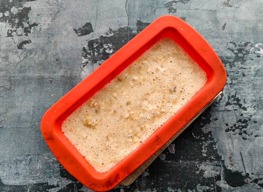 1. Этап. Банановый кекс без муки: Вылейте тесто в форму для выпекания и отправьте в предварительно разогретую духовку до 180 градусов на 20-25 минут.