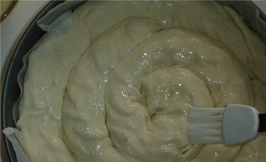 1. Этап. Сырная улитка: Полученной смесью нужно обильно смазать пирог.