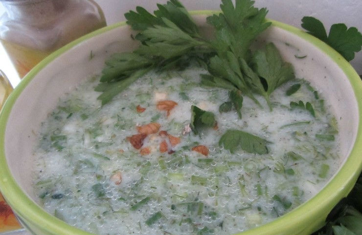 1. Этап. Болгарский холодный суп Таратор: 6. Кастрюлю с супом отправьте в холодильник примерно на 1 час. Затем достаньте, разлейте суп по тарелкам, украсьте парочкой грецких орехов, болгарским перцем и веточкой зелени. Приятного аппетита!