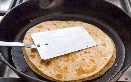 1. Этап. Закуска с креветками: 5. Накройте начинку второй лепешкой и прижмите ее лопаткой.