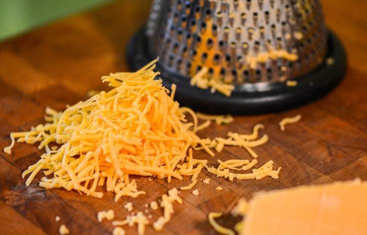 1. Этап. Сырные тортильи: 1. Итак, сыр натираем на крупной терке...