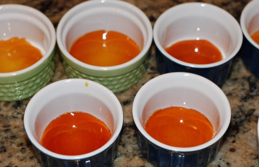 1. Этап. Нежный флан: 3. Пока карамель не затвердела, приступите к следующему этапу.