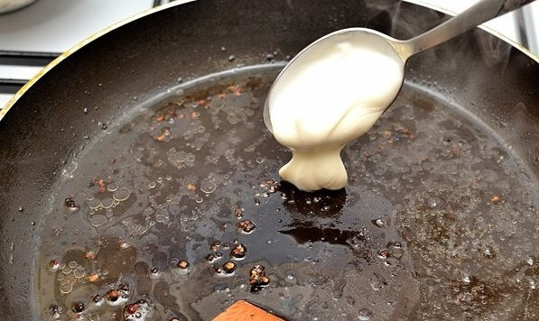 1. Этап. Перечный стейк: 6. Добавьте к уксусу сметану и прогрейте ее. Снимите с огня, когда сметана начнет пузыриться.