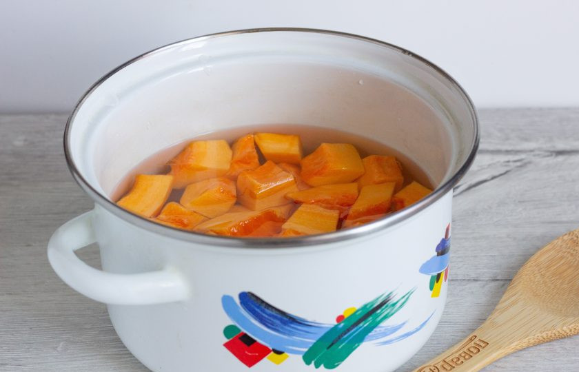 1. Этап. Запеченная тыква при похудении: Тыкву помойте, очистите, нарежьте некрупными кубиками и сварите до состояния аль-денте в кипящей воде (6-7 минут). По желанию, воду можно посолить.