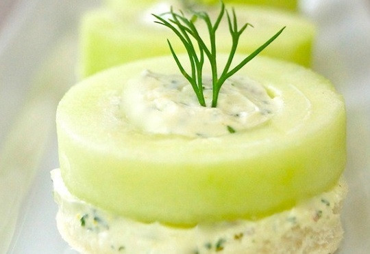 1. Этап. Огуречные канапе: 5. Вот такая красота. Перед подачей огуречные канапе можно украсить дополнительно зеленью.