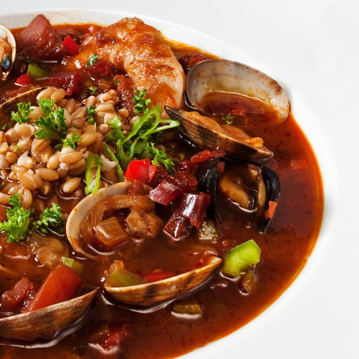 1. Этап. Сарсуэла: Вареные креветки бросаем в кастрюлю к бульону с овощами. Тушим все вместе минуты 2. Вот такой простой рецепт сарсуэлы! Подавать жаркое нужно горячим. В качестве гарнира можете использовать рис или картофель. Перед подачей украсьте зеленью, а также можете подать с устрицами. Приятного аппетита!