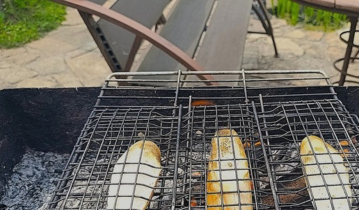 1. Этап. Паштет из печени индейки для пикника: Раз пикник - на природе - прогреть ломтики хлеба на мангале. Сверху будет хрустящая корочка, а внутри - мякиш.