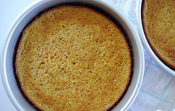 1. Этап. Морковно-кокосовый пирог: 6. Залить тесто в формы для пирога. Выпекать 35-40 минут. Дать пирогу остыть в форме от 10 до 15 минут. Извлечь из формы и дать полностью остыть на решетке.