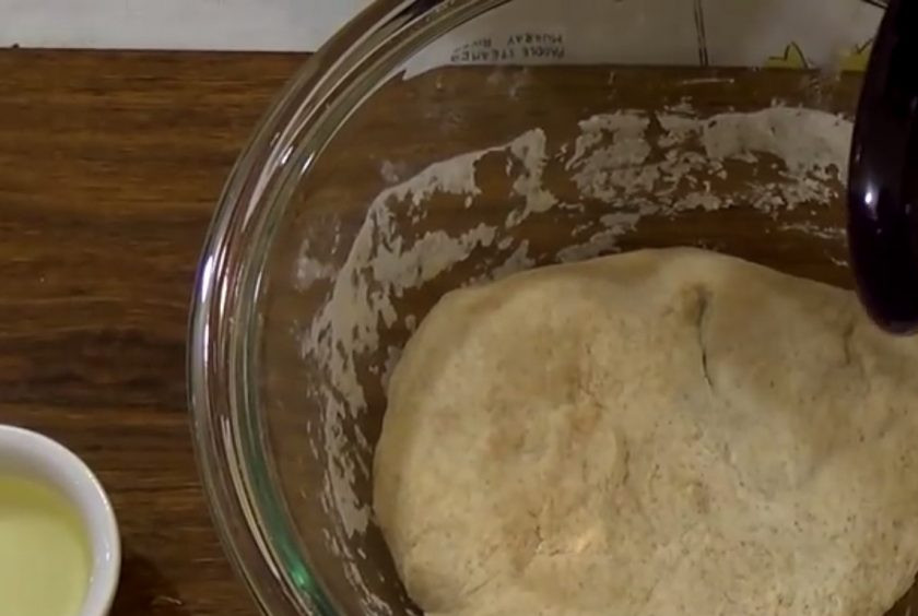 1. Этап. Хлеб Гармошка на пиве с сыром: 1. Дрожжи разведите в пиве с сахаром. Дайте постоять в течение 10 минут, хорошо размешав. Добавьте к разведенным дрожжам просеянную ржаную и пшеничную муку.