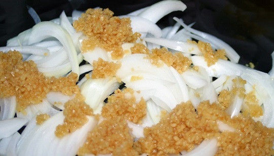 1. Этап. Тушеная курица в сливочном соусе: 2. Чеснок очистить и пропустить через пресс. Можно использовать чесночный порошок при желании или чеснок со специями. Добавить на сковороду к луку.