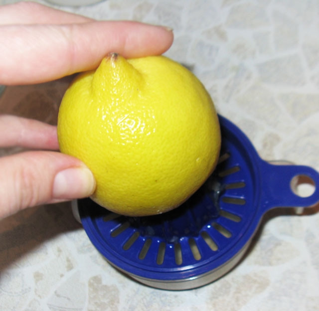 1. Этап. Греческий салат из огурцов: Выдавить сок из половинки лимона и добавить его в салатник.