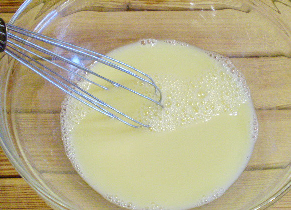 1. Этап. Блинчики с зеленью: 3. Венчиком взбиваем пару минут. Добавляем сахар.