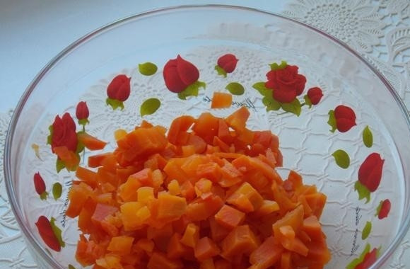 1. Этап. Любимый салат Петра 1: Отварите морковь, свеклу и картофель. Всё почистите. Нарежьте кубиками морковь.