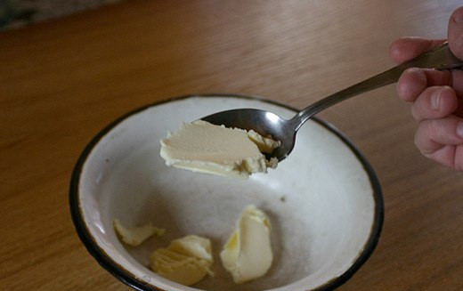 1. Этап. Шоколадный кекс за 5 минут: Растопите масло.