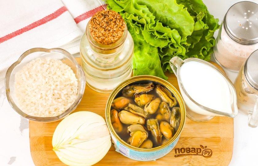 1. Этап. Рис с мидиями в сливочном соусе: Подготовьте указанные ингредиенты. Репчатый лук очистите от кожуры, промойте и располовиньте. Используйте половину для блюда.