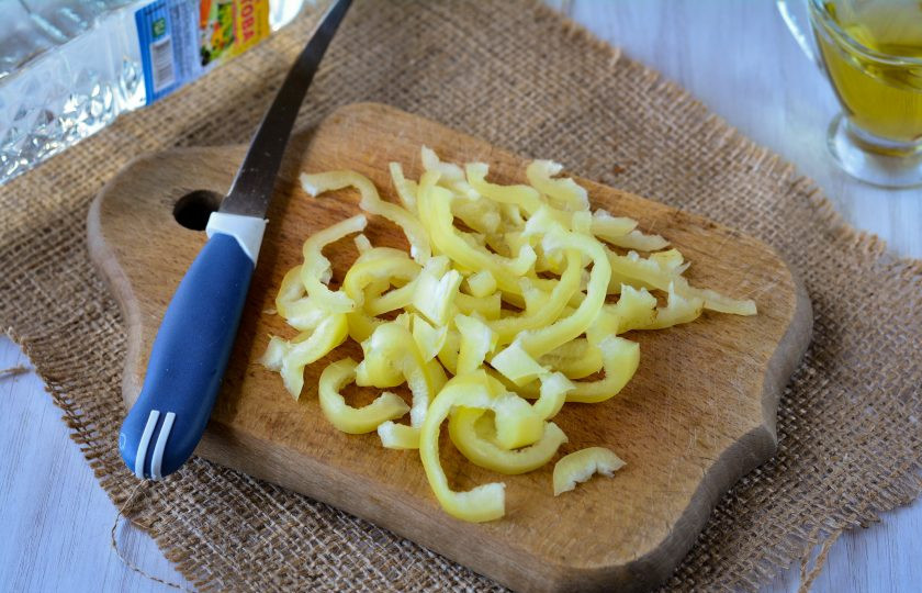 1. Этап. Маринованная капуста с чесноком и перцем: Очистите перец от семян и нарежьте полосками.