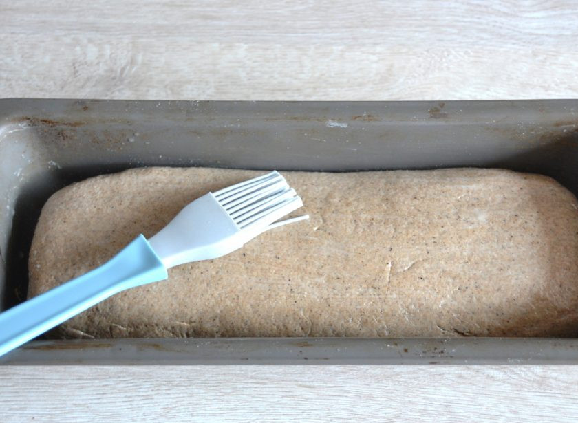 1. Этап. Бездрожжевой хлеб Стройный: Выложите заготовку в форму для выпечки. Смажьте верх водой с помощью силиконовой кисточки.