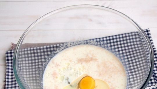 1. Этап. Оригинальные булочки: Затем добавьте к смеси масло и яйцо.