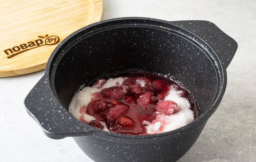 1. Этап. Варенье кизиловое: Добавьте в варенье оставшийся сахар, снова на медленном огне доведите до кипения. Проварите 20 минут.