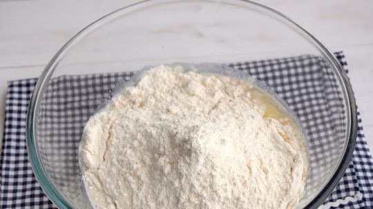 1. Этап. Оригинальные булочки: Просейте муку и всыпьте соль.