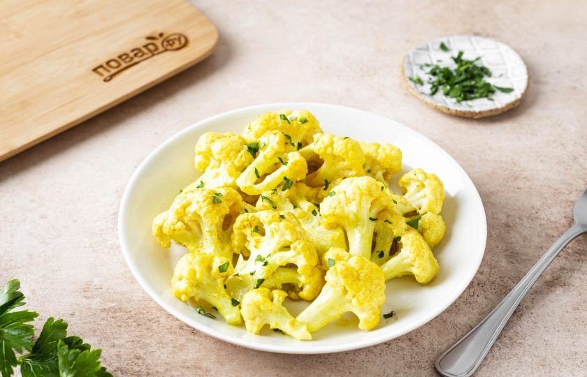 1. Этап. Цветная капуста с карри: Перед подачей посыпьте свежей зеленью. Цветная капуста с карри готова, приятного вам аппетита!