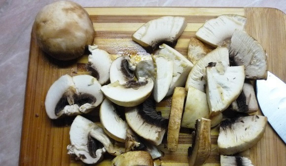 1. Этап. Салат из брокколи и шампиньонов: Хорошенько промываем шампиньоны в холодной воде. Следим, чтобы все крупинки грязи благополучно смылись. Затем режем грибы четвертушками.